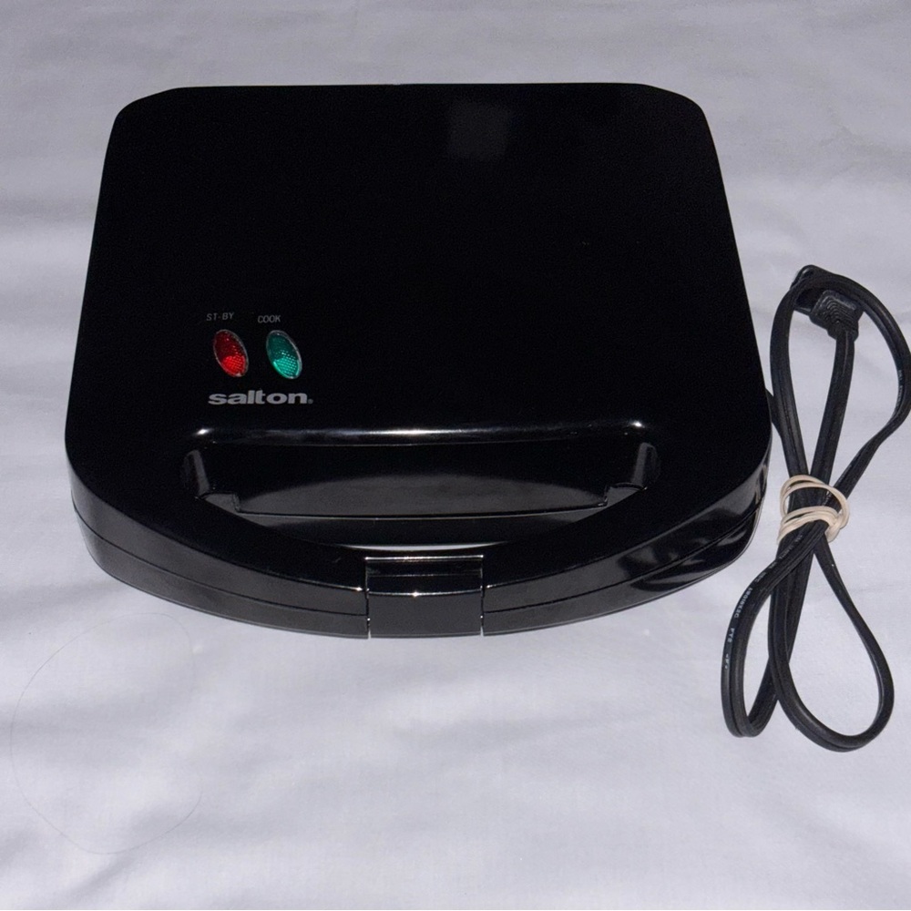 Salton Pizzelle Maker Automatic Non Stick Electric Italian Cookie Iron WM8PZL
